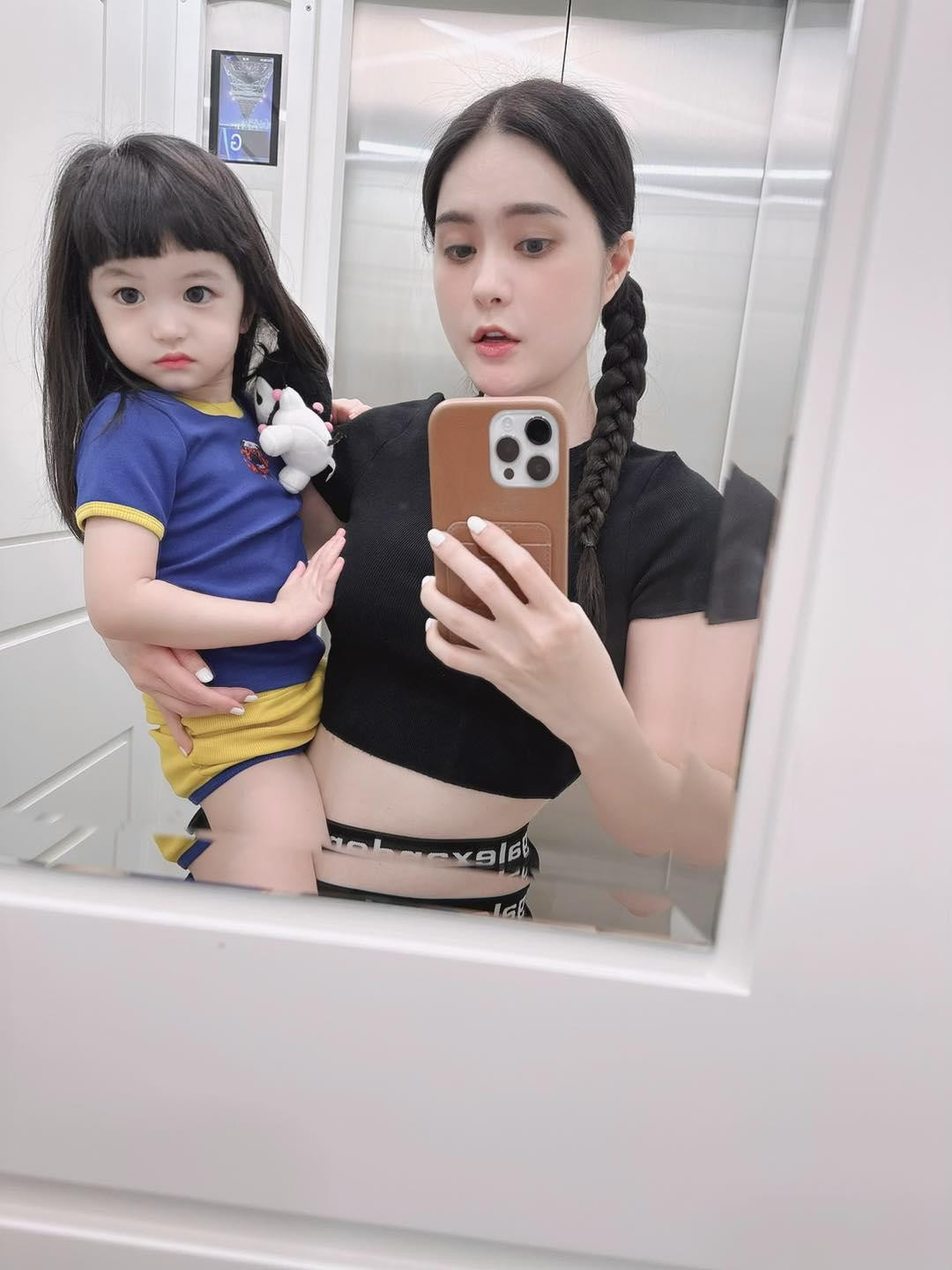 Tuy nhiên, cũng không ít lần chính vì những khoảnh khắc thường ngày này, lại là tác nhân khiến Đoàn Di Băng phải đau đầu, bởi những lời soi mói, chỉ trích vô cớ từ những người xa lạ trên cõi mạng