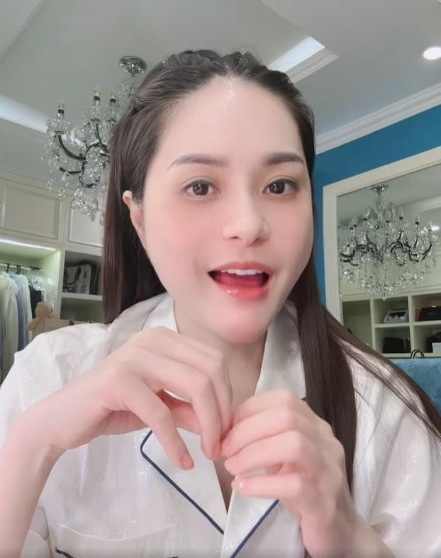 Chưa hết, netizen còn cho rằng có thể Đoàn Di Băng chỉ chụp ảnh khoe mẽ, còn sự thật thì chưa chắc quan tâm và dành thời gian học tập cùng con như những gì chia sẻ lên mạng xã hội.