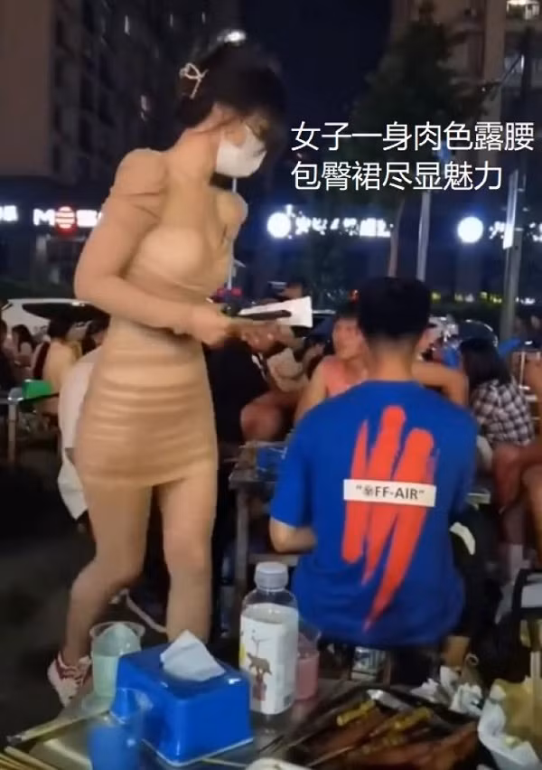 Trước đó, Cư dân mạng từng xôn xao về hình ảnh người đẹp bán đồ ăn người Đài Loan này. Nhiều người nói cô là bà chủ, có người khẳng định cô là người mẫu được thuê bán hàng để thu hút khách tới tiệm.