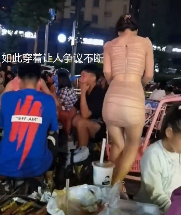 Nhiều khách hàng cho rằng mặc váy bó sát thế này bất tiện cho việc di chuyển. Có người cho rằng kiểu đồ như thế này, nhân viên sẽ không thể phục vụ nhanh chóng cho khách hàng.