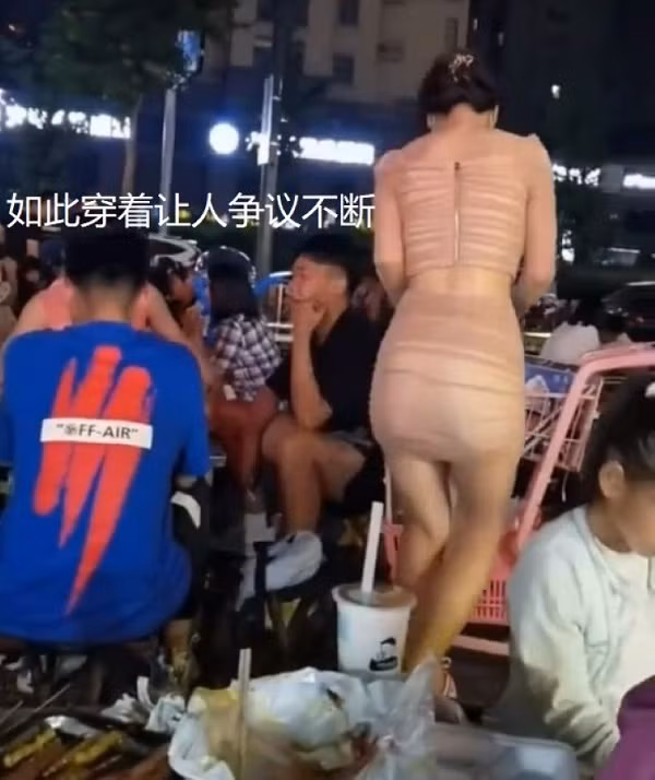 Nhiều khách hàng cho rằng mặc váy bó sát thế này bất tiện cho việc di chuyển. Có người cho rằng kiểu đồ như thế này, nhân viên sẽ không thể phục vụ nhanh chóng cho khách hàng.