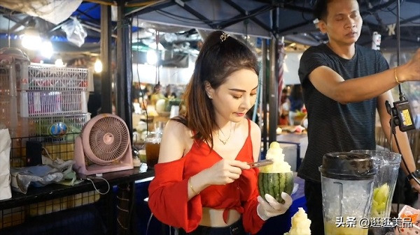 Kể từ đó, cửa hàng của cô cũng được nhiều người biết đến và mua bán đắt hàng hơn. Nhân viên quán đồ nướng này thường diện diện thiết kế váy bodycon hay còn gọi là "váy Quỳnh búp bê" màu nude chạy bàn.