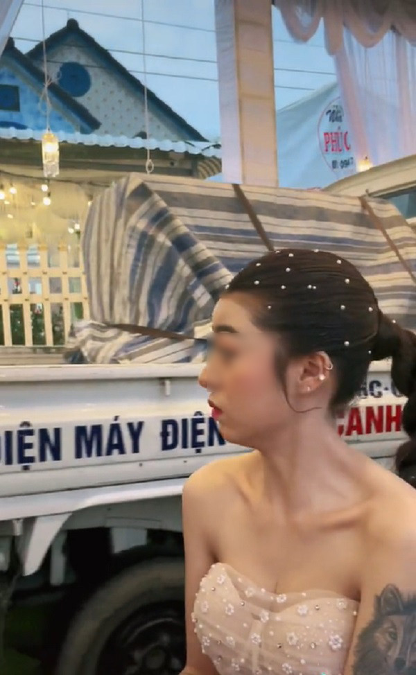 Khi chiếc xe dần dần tiến vào quan viên hai họ đều hướng mắt nhìn kinh ngạc. Thậm chí một cô gái còn ngỡ ngàng lên tiếng: “Ủa gì vậy? Ủa sao đang đám cưới mà xe tải chạy ngang luôn vậy?”.