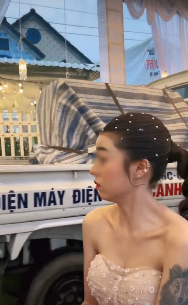 Khi chiếc xe dần dần tiến vào quan viên hai họ đều hướng mắt nhìn kinh ngạc. Thậm chí một cô gái còn ngỡ ngàng lên tiếng: “Ủa gì vậy? Ủa sao đang đám cưới mà xe tải chạy ngang luôn vậy?”.