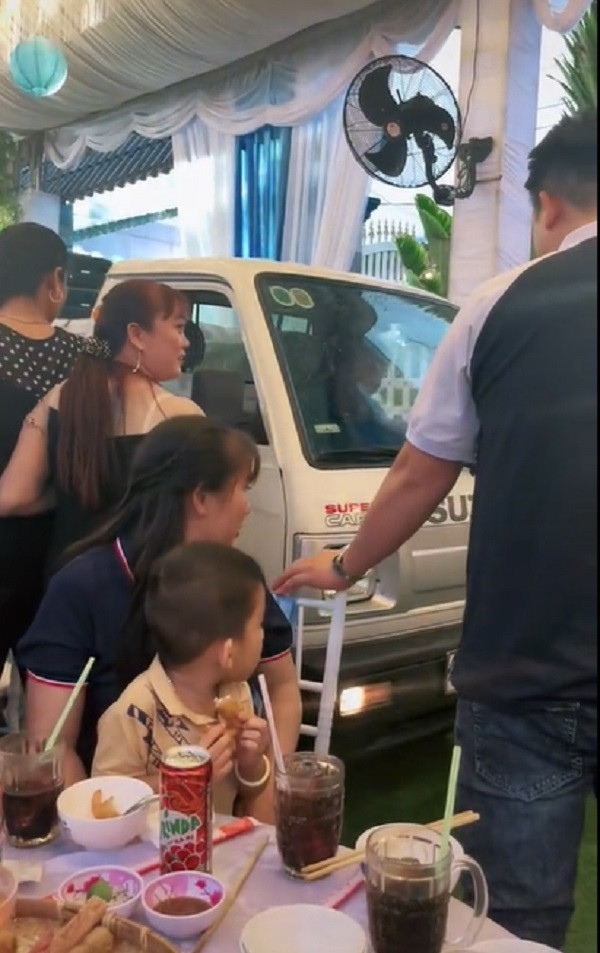 Mới đây, mạng xã hội TikTok lại lan truyền một đoạn clip dựng rạp cưới chắn hết đường đi khiến tài xế xe bán tải không còn cách nào khác đành đi thẳng luôn vào hội trường cưới thu hút sự chú ý của cõi mạng.