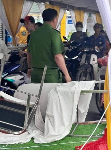 Một bộ phận netizen cho rằng đám cưới là dịp quan trọng trong đời người, ai cũng sẽ có lúc sơ xuất. Chính vì thế, mọi người nên thông cảm cho gia đình. Tuy nhiên, nhiều người cũng lên tiếng cho rằng, nếu như đường to, vẫn còn lối để xe cộ lưu thông thì chủ nhà mới được phép dựng rạp.