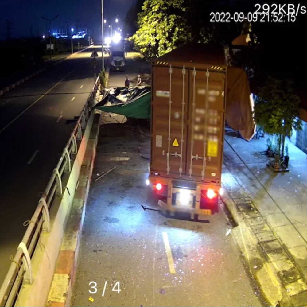 Tuy nhiên cũng có không ít độc giả cho rằng dựng rạp cưới như vậy là lấn chiếm lòng đường. Không thể vì việc riêng của gia đình mà ảnh hưởng tới những người tham gia giao thông.