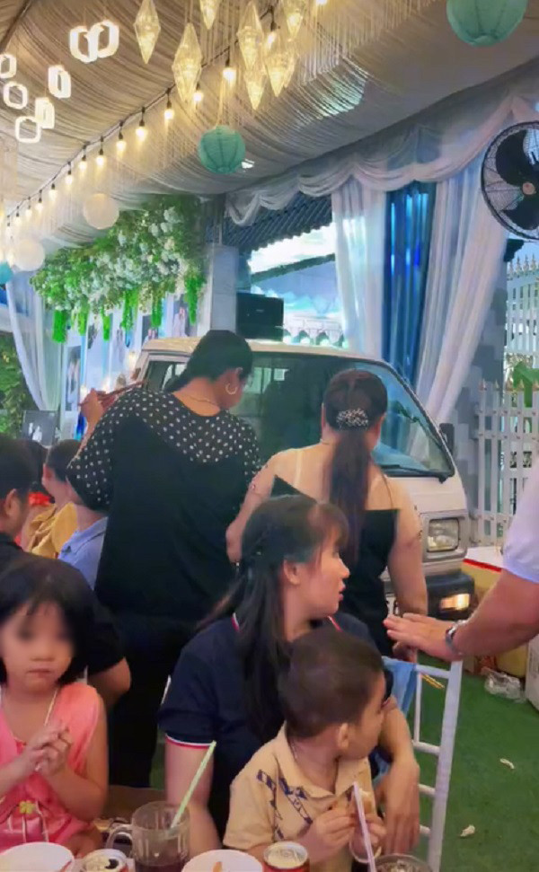 Tình huống “dở khóc dở cười” dựng rạp chắn ngang đường này nhanh chóng thu hút sự chú ý lớn của netizen.