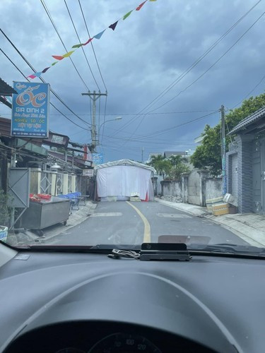 Còn lại nếu đó là con đường duy nhất, lại là đường quốc lộ thì việc dựng rạp như vậy chắc chắn sẽ khiến các tài xế bức xúc.
