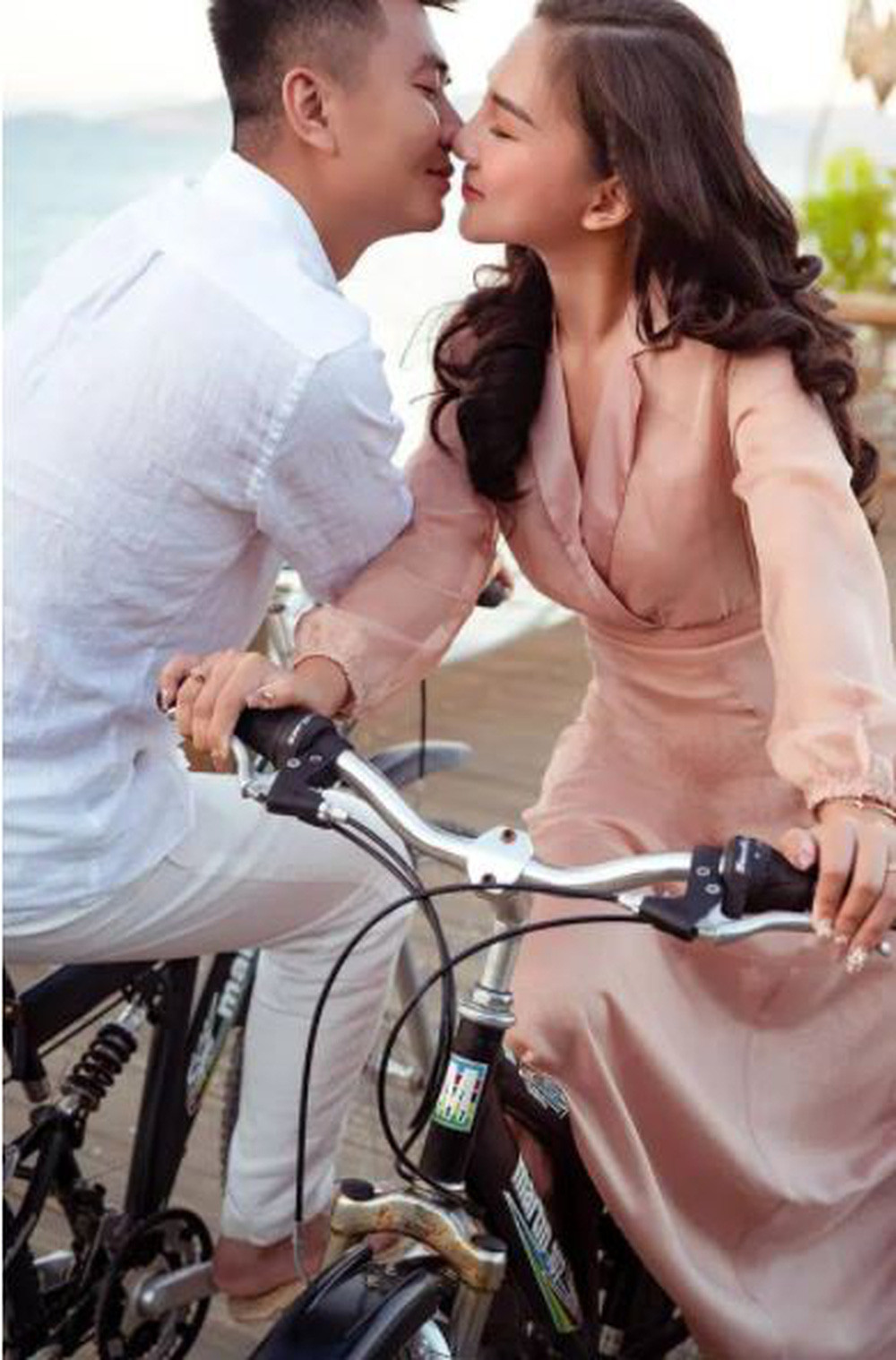 Chồng Vũ Phương Anh là mối tình đầu của cô, doanh nhân Lê Đinh Tùng. Hot girl báo chí tiết lộ, cả hai đến với nhau nhờ bố mẹ đã quen thân từ trước đó.