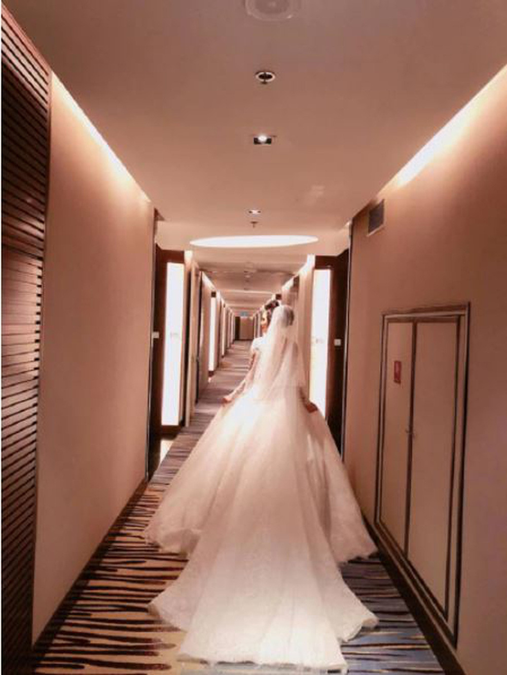 Theo tìm hiểu, chiếc váy mà hoa khôi báo chí mặc trong ngày trọng đại được thiết kế riêng bởi nhà mốt Chung Thanh Phong.