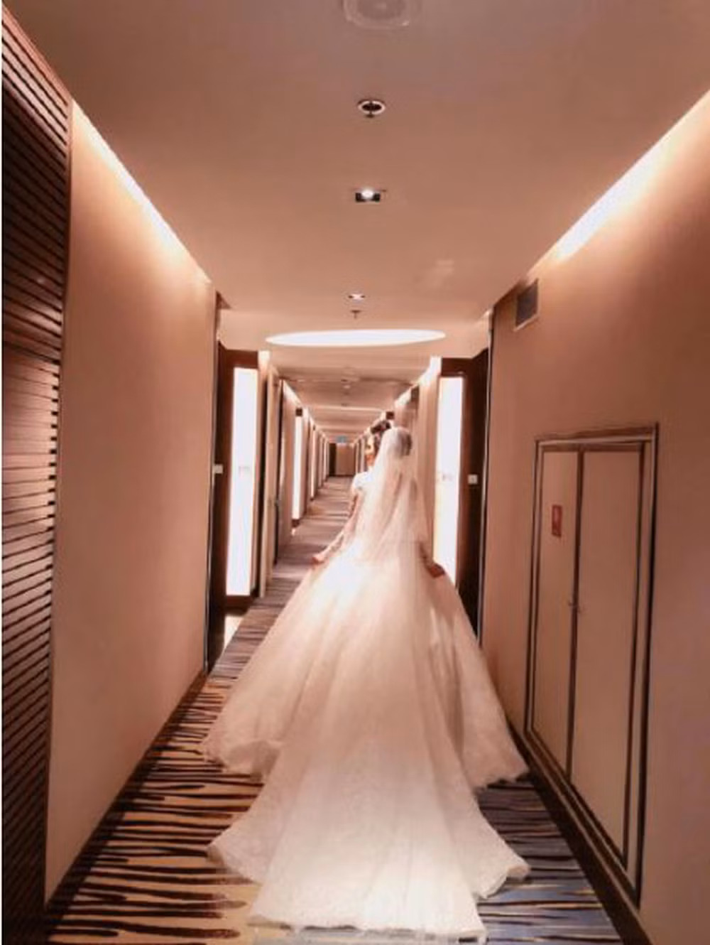 Theo tìm hiểu, chiếc váy mà hoa khôi báo chí mặc trong ngày trọng đại được thiết kế riêng bởi nhà mốt Chung Thanh Phong.