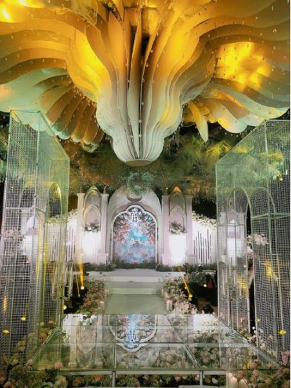 Có thể thấy qua những hình ảnh được đăng tải, đám cưới và đám hỏi của Vũ Phương Anh sử dụng 100% hoa được sử dụng để trang trí đều là hoa tươi.