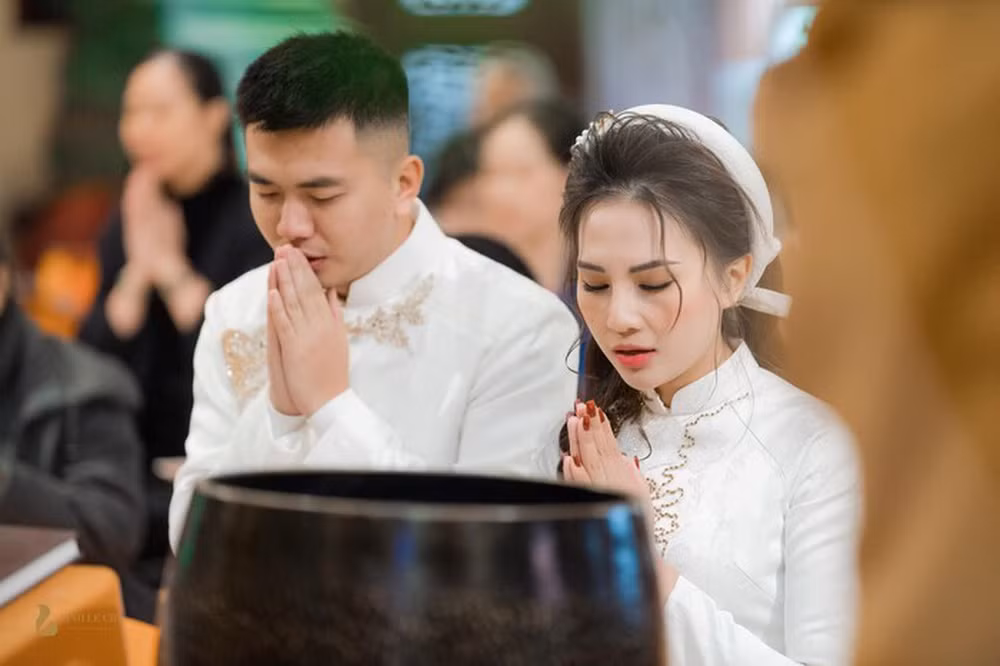Trước đó, ngày 16/12/2018, Vũ Phương Anh và chồng cũng tổ chức lễ Hằng thuận - một lễ cưới giản dị theo nghi thức đặc biệt của nhà Phật.