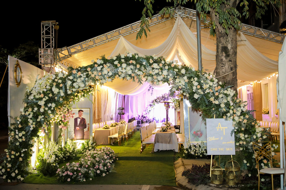 Vũ Phương Anh và chồng Nguyễn Đinh Tùng làm đám hỏi vào ngày 31/12/2018 và tổ chức cưới ngay hôm sau. Đám hỏi của hot girl trường báo đã cực kỳ xa hoa, nhìn vào là đoán được độ "chịu chơi", giàu có của gia đình hai bên.