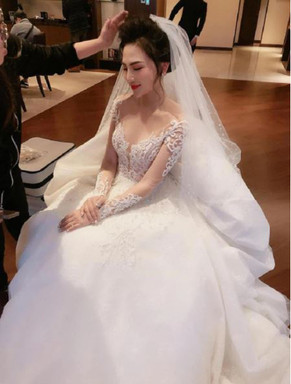 Điều khiến nhiều cô gái vừa ngưỡng mộ vừa ghen tị với Vũ Phương Anh chính là chiếc váy cưới cô mặc lên người.