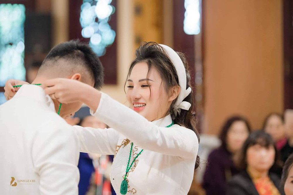 Váy cưới của Vũ Phương Anh được làm trong suốt 5 tháng với chất liệu cao cấp và 10.000 hạt pha lê, warovski cao cấp được đính kết thủ công trên thân váy.