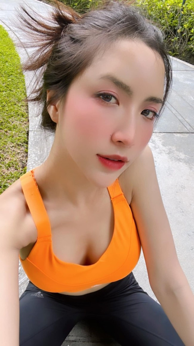 Ngoài chạy bộ, Jarinporn còn thử sức với xe đạp.