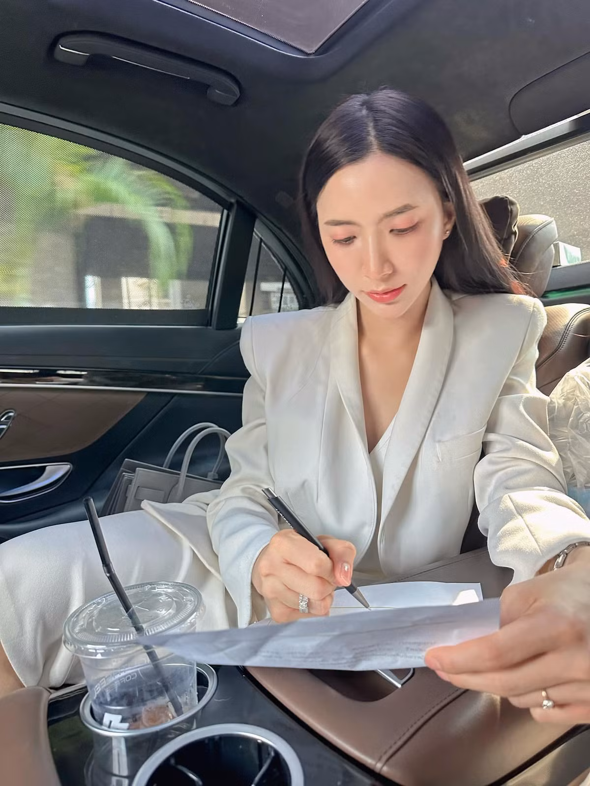 Trên trang cá nhân, người đẹp Thái Lan không ít lần khoe những bức ảnh với thần thái vô cùng sang chảnh.