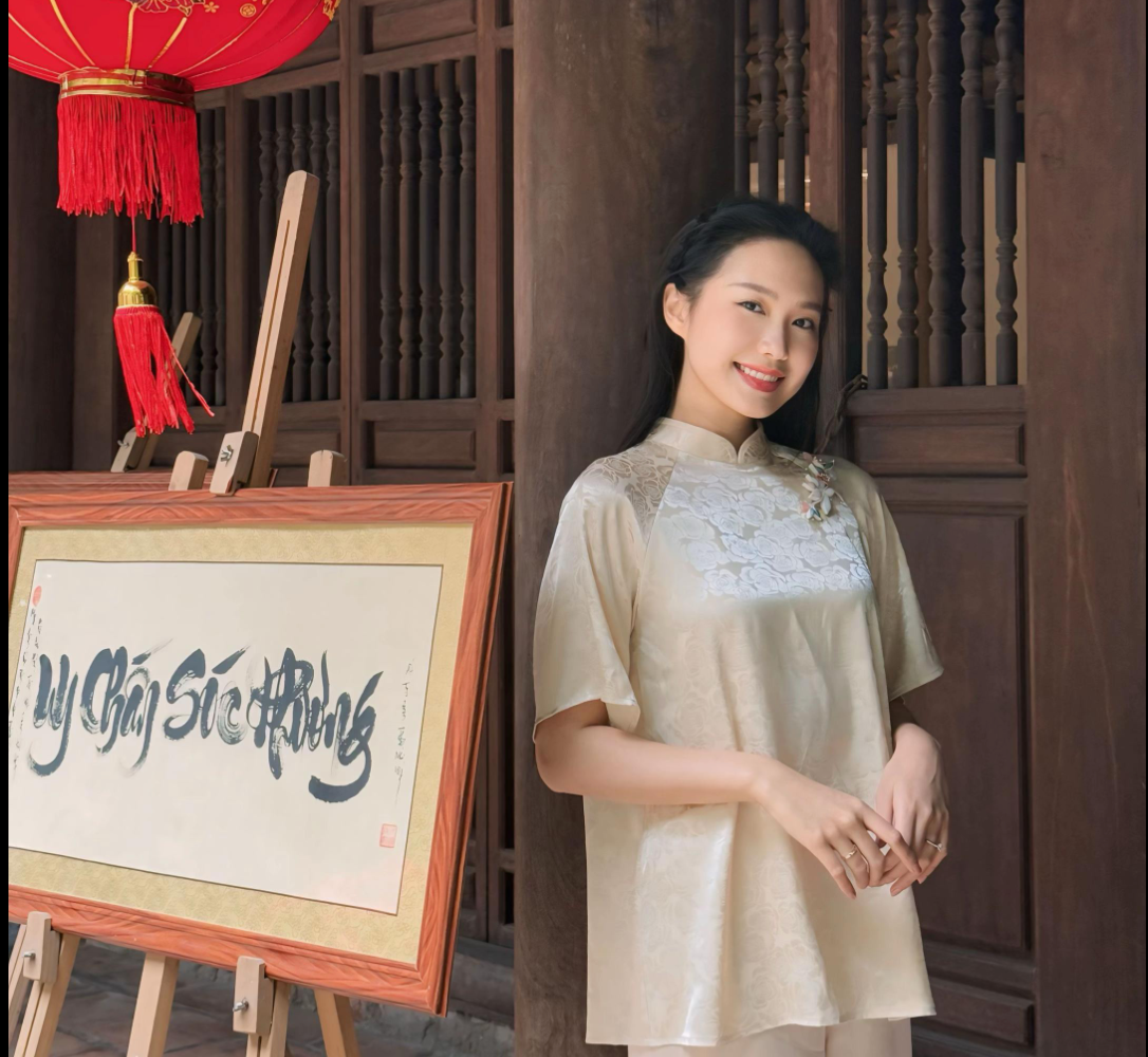 Vợ Đoàn Văn Hậu đăng tải bộ ảnh chụp tại đền Quán Thánh khiến dân tình xuýt xoa ngắm nhìn vì nhan sắc quá đỗi xinh đẹp.