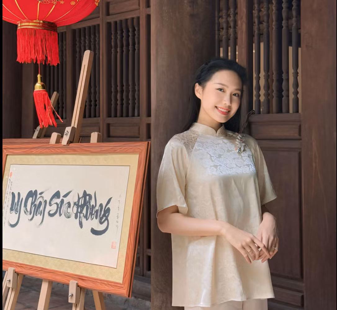 Vợ Đoàn Văn Hậu đăng tải bộ ảnh chụp tại đền Quán Thánh khiến dân tình xuýt xoa ngắm nhìn vì nhan sắc quá đỗi xinh đẹp.