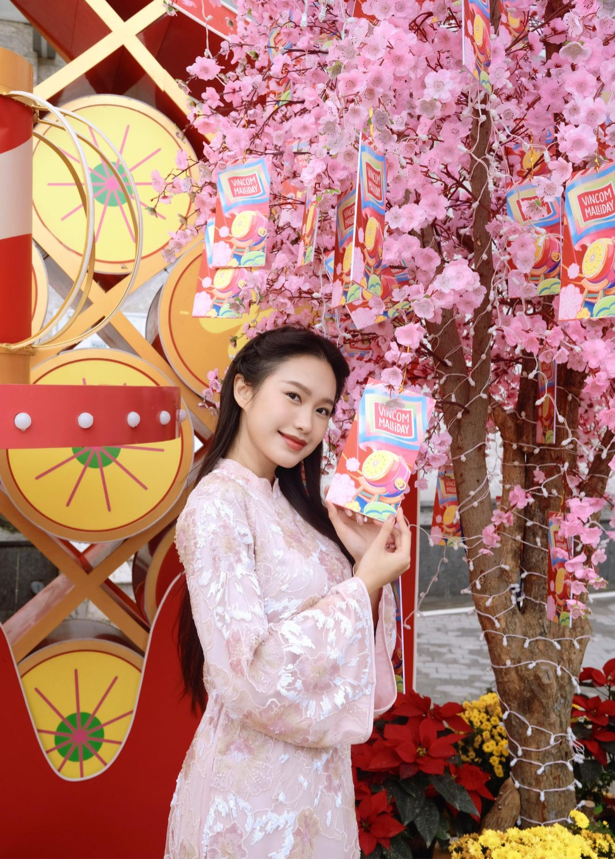 Một dân mạng đùa vui dưới video của Hải My: "Hong Hae In về Việt Nam ăn tết từ bao giờ vậy". Đọc bình luận, Doãn Hải My bật cười vui vẻ đáp: "Quá trời".