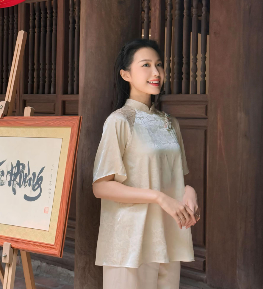 Trong bộ pháp phục kết hợp quần lụa mềm mại, vợ Đoàn Văn Hậu khoe nét đẹp đằm thắm, trang nhã của người phụ nữ Việt Nam truyền thống.