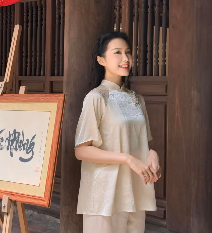 Trong bộ pháp phục kết hợp quần lụa mềm mại, vợ Đoàn Văn Hậu khoe nét đẹp đằm thắm, trang nhã của người phụ nữ Việt Nam truyền thống.