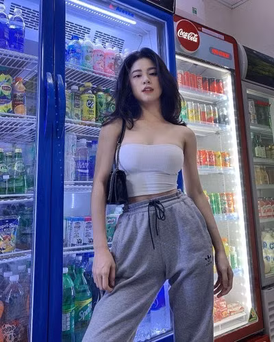 Hàn Hằng còn từng có quãng thời gian biến mất khỏi MXH sau hàng loạt ồn ào như PR sản phẩm kém chất lượng, trượt tay lộ ảnh nhạy cảm với Trang Lou - Tùng Sơn (em gái và em rể Huy Me)...