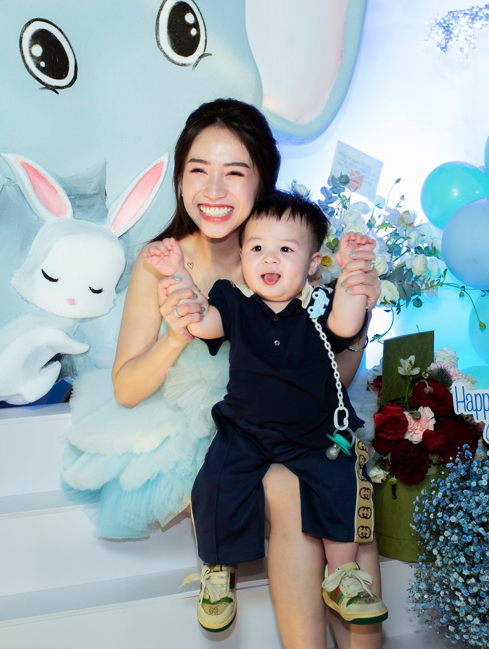 Cháu ngoại của Minh Nhựa trắng trẻo, bụ bẫm.