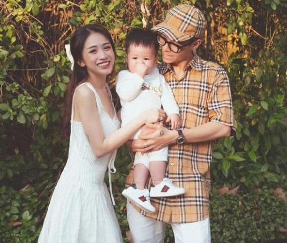 Vợ chồng Joyce Phạm gửi con đi nhà trẻ từ rất sớm. Theo chia sẻ của con gái Minh Nhựa thì cô cho con theo học ở ngôi trường có cơ sở vật chất tốt.