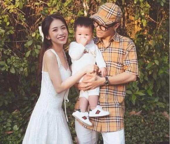 Vợ chồng Joyce Phạm gửi con đi nhà trẻ từ rất sớm. Theo chia sẻ của con gái Minh Nhựa thì cô cho con theo học ở ngôi trường có cơ sở vật chất tốt.