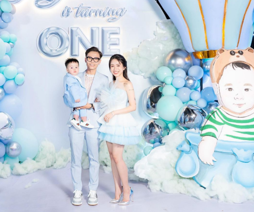 Trong tiệc thôi nôi của cháu ngoại, bạn bè đại gia Minh Nhựa như rapper Wowy, nghệ sĩ Tiến Luật hay nhà thiết kế Phạm Đăng Anh Thư đến dự đông đủ.