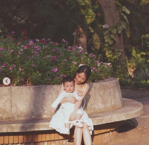 Bé Jayden Nguyễn Phạm được bố mẹ và ông ngoại hết mực cưng chiều. Cháu ngoại đại gia Minh Nhựa hiện đã được hơn 1 tuổi, đang chập chững tập đi.