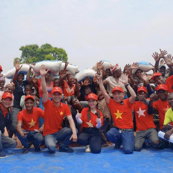 Thời gian gần đây, nhiều người xem đã phát hiện ra rằng, một thành viên quen thuộc trong team của Quang Linh đã vắng mặt ở nhiều video. Đó chính là Quang Dũng, đồng thời cũng là chủ kênh “Quang Dũng Vlogs – Cuộc sống châu Phi”.