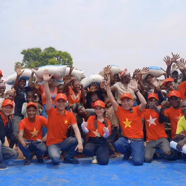 Thời gian gần đây, nhiều người xem đã phát hiện ra rằng, một thành viên quen thuộc trong team của Quang Linh đã vắng mặt ở nhiều video. Đó chính là Quang Dũng, đồng thời cũng là chủ kênh “Quang Dũng Vlogs – Cuộc sống châu Phi”.