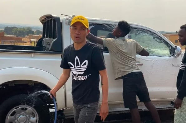 Như vậy, kênh Youtube của Quang Dũng cũng sẽ tạm dừng hoạt động cho đến khi anh chữa bệnh dứt điểm quay trở lại châu Phi. Những công việc mà Quang Dũng đang giúp người dân cũng dang dở.