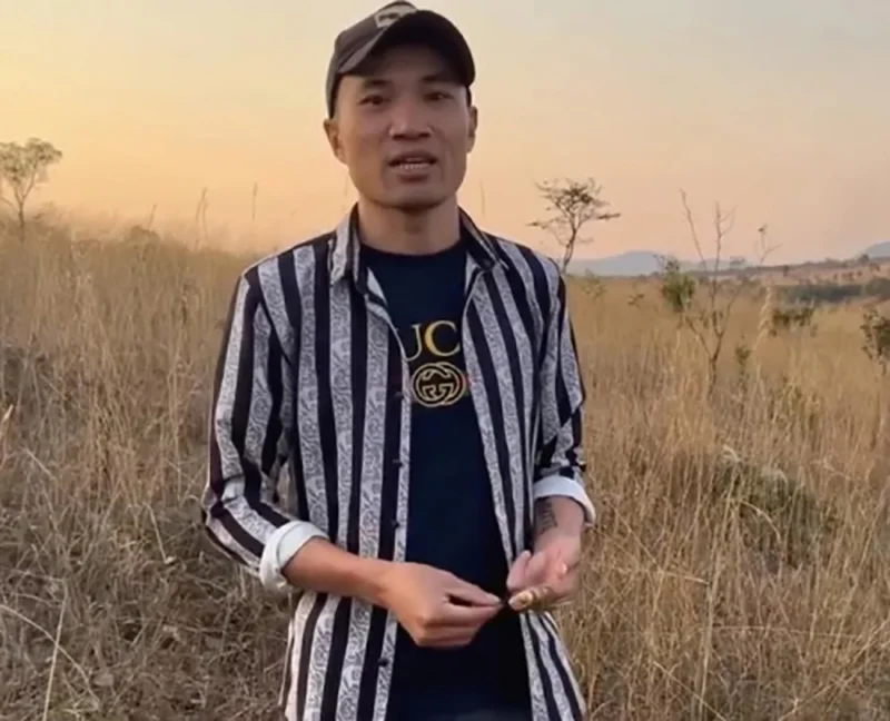 Sau nhiều ngày Quang Dũng không ra video mới, trước thắc mắc của khán giả, Quang Linh đã lên tiếng giải thích. Theo đó, nam Youtuber cho biết, thành viên team châu Phi đã mắc bệnh sốt rét nhiều năm qua. Ở châu Phi, điều kiện y tế lại thiếu thốn nên không thể chữa dứt điểm căn bệnh này mà ngược lại càng trở nên trầm trọng.