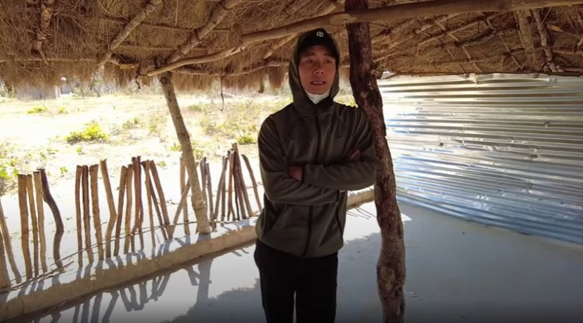 Phải có 2 thứ đó, chứ không phải đi vào rồi cứ quay lung tung thì cũng không giúp được gì cả. Còn vấn đề mọi người bảo kênh anh Dũng không nên dừng lại á thì mình thấy nếu không dừng lại thì không ai làm cho cả. Anh em trong team ai cũng có việc hết rồi. Mình mấy ngày nay rất là áp lực luôn. Đọc bình luận của mọi người mình càng áp lực hơn nữa. Tất cả mọi người ai cũng có việc. Tiến thì không biết đường. Điệp thì phải làm với Lindo, giờ bỏ Lindo sẽ ra sao. Sắp tới, công trình hết rồi, chú Long và anh Tình cũng sẽ về Việt Nam. Hazz mệt, mệt lắm mọi người ơi. Để mình tính nhé mọi người chứ bây giờ thực chất là vừa ốm, vừa mệt mà vừa áp lực”. Quang Linh cho biết thêm.