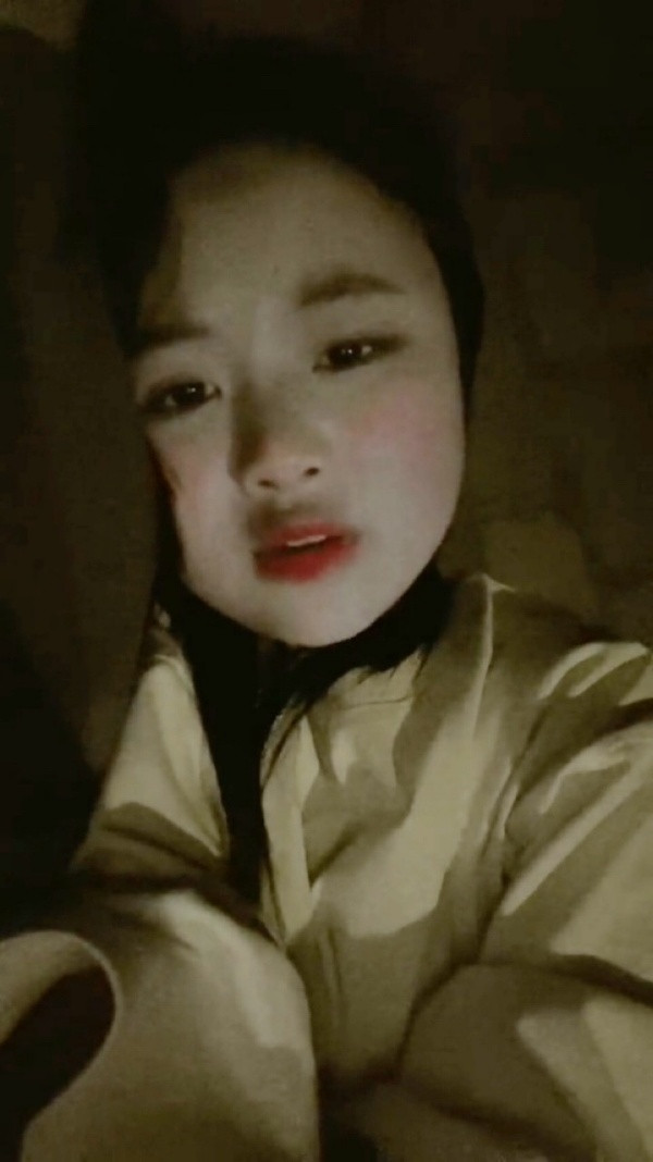 Phúng Phính Hà Giang tên thật là Mua Thị Dua, một cô bé bán vòng hoa trên dốc Thẩm Mã. Sau hàng loạt ồn ào không đáng có, cô bé đã quyết định kết thúc hợp đồng làm mẫu ảnh độc quyền, rời thành phố quay trở về Hà Giang với gia đình.