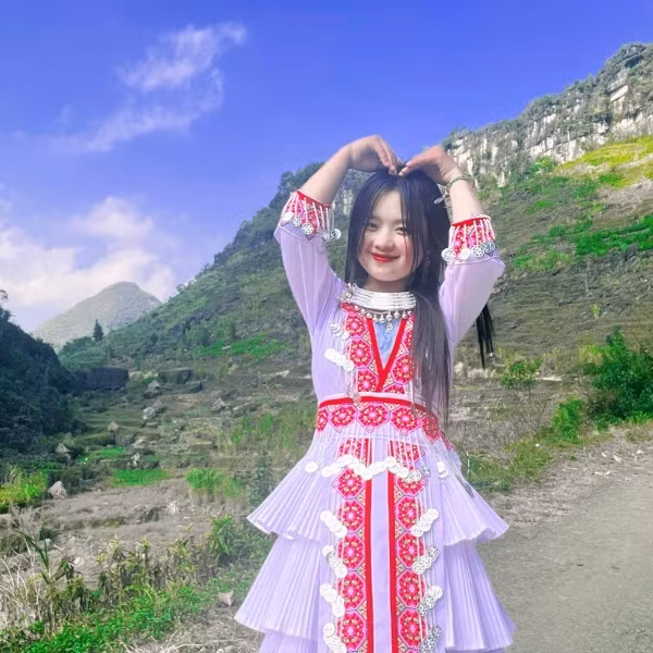 Đáp trả lại bình luận tiêu cực ấy, bé gái dân tộc nổi tiếng khắp cõi mạng này nói: “Dua đâu cần ai phải yêu thương Dua đâu, chỉ cần ba mẹ yêu thương Dua là quá đủ rồi mà”.