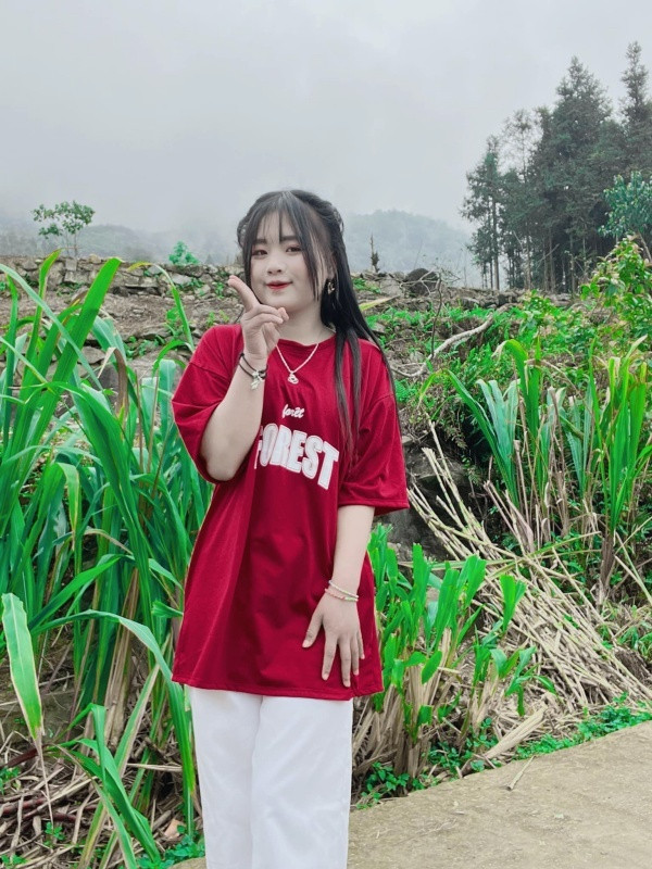 Mới đây, Mua Thị Dua lên clip bênh vực người hỗ trợ khỏi những lời đàm tiếu từ dân mạng. Một số người cho rằng: “Dua làm vậy sẽ không ai yêu thương Dua nữa đâu”.