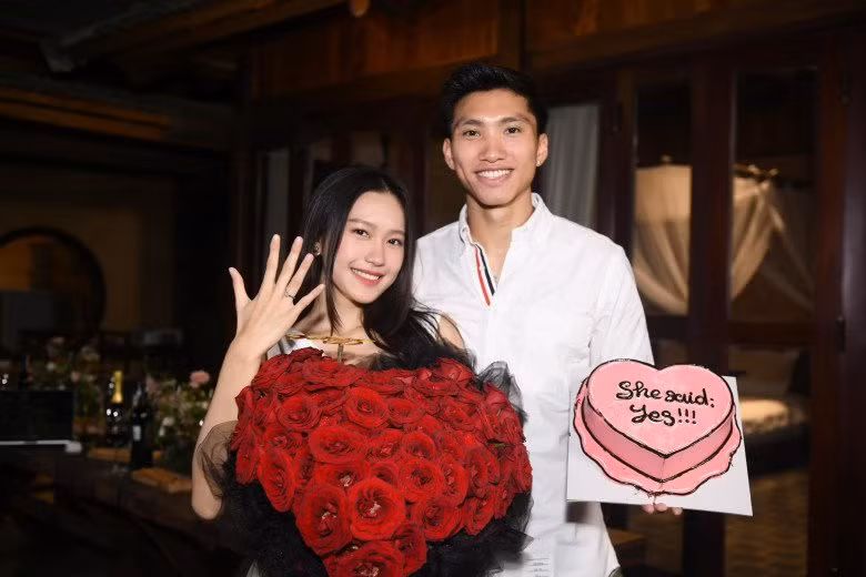 Những giờ gần đây, khắp MXH đang chúc mừng cho cặp trai tài gái sắc là Đoàn Văn Hậu và Doãn Hải My. Theo đó, chàng cầu thủ điển trai đã bí mật tổ chức màn cầu hôn xúc động. Top 10 Hoa hậu Việt Nam 2020 đã gật đầu đồng ý.