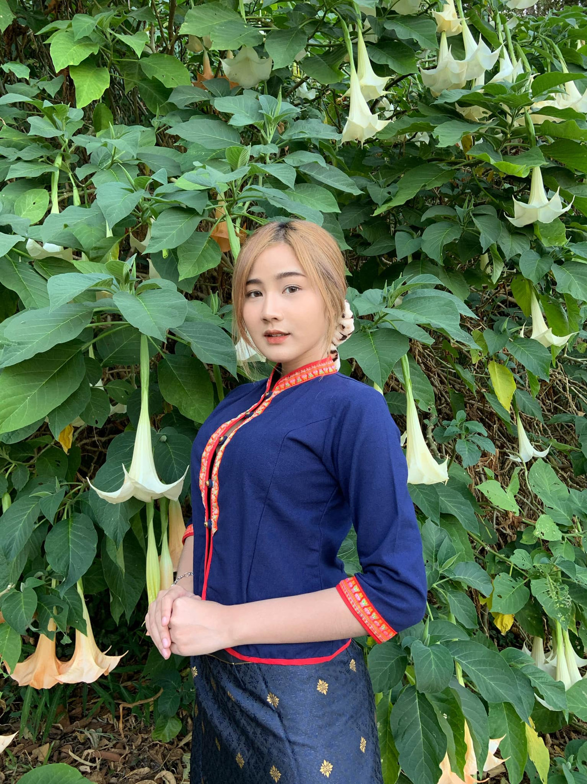 Toolly Nuttanan diện trang phục truyền thống của người Thái Lan.