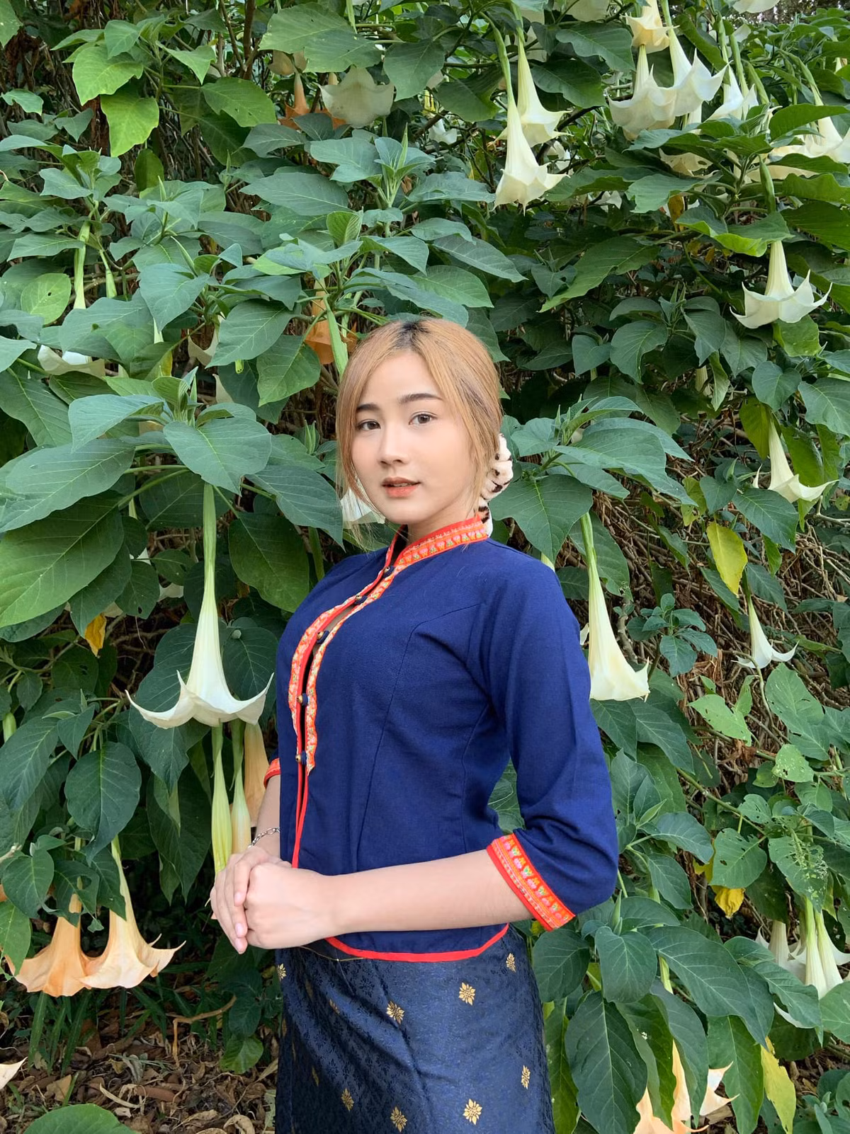 Toolly Nuttanan diện trang phục truyền thống của người Thái Lan.