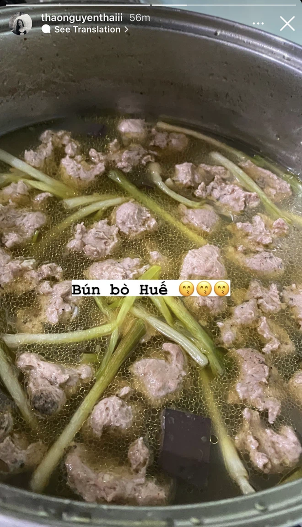 Gái xinh RMIT Thái Thảo Nguyên trổ tài nấu nướng bằng nồi bún bò ngập trong thịt khiến team mê thịt nuốt nước miếng ừng ực.