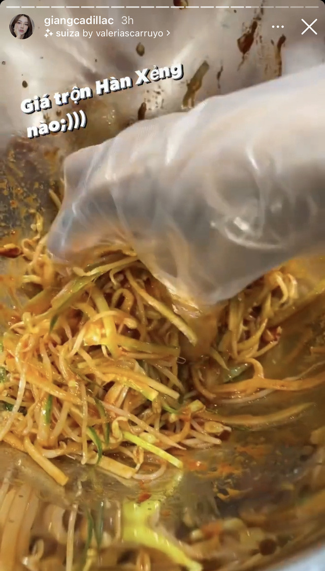 Giang Cadillac làm nguyên một bàn toàn món Hàn trong những ngày giãn cách ở nhà.