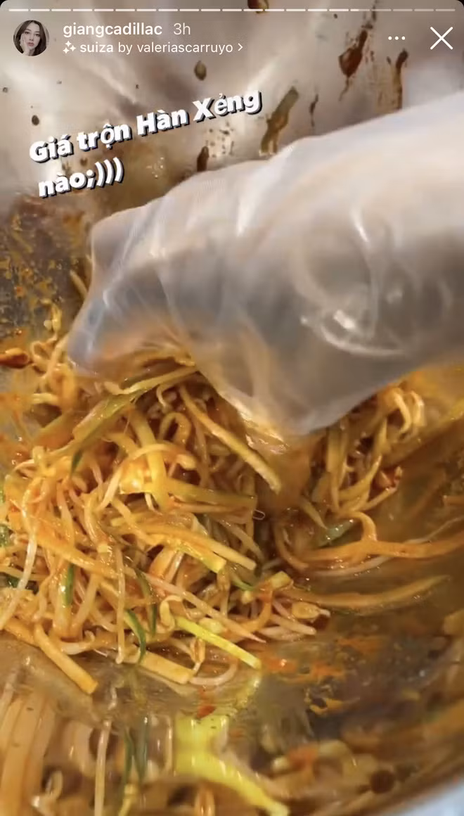 Giang Cadillac làm nguyên một bàn toàn món Hàn trong những ngày giãn cách ở nhà.