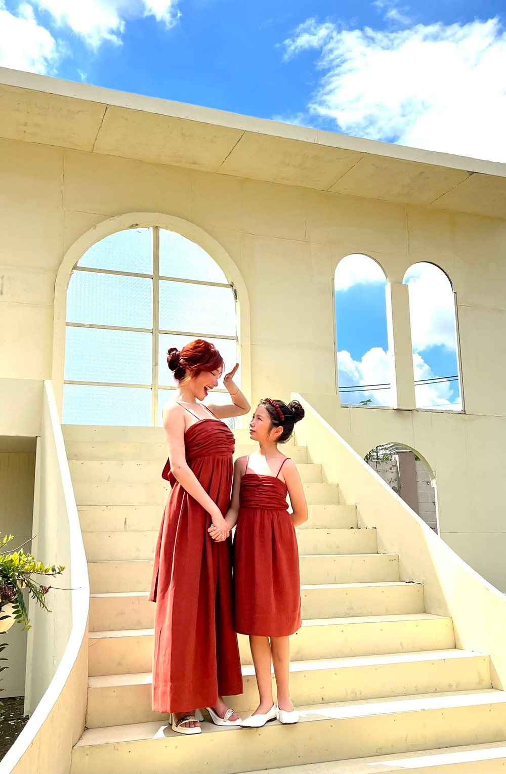 Vì Cadie còn ít tuổi nên Elly Trần cũng không để con gái tạo kiểu tóc nhiều hay dùng hóa chất sẽ không tốt cho da đầu. Vì bình thường tóc cô bé hơi xoăn nhẹ nên được duỗi thẳng để dễ chăm sóc và nuôi tóc dài hơn.