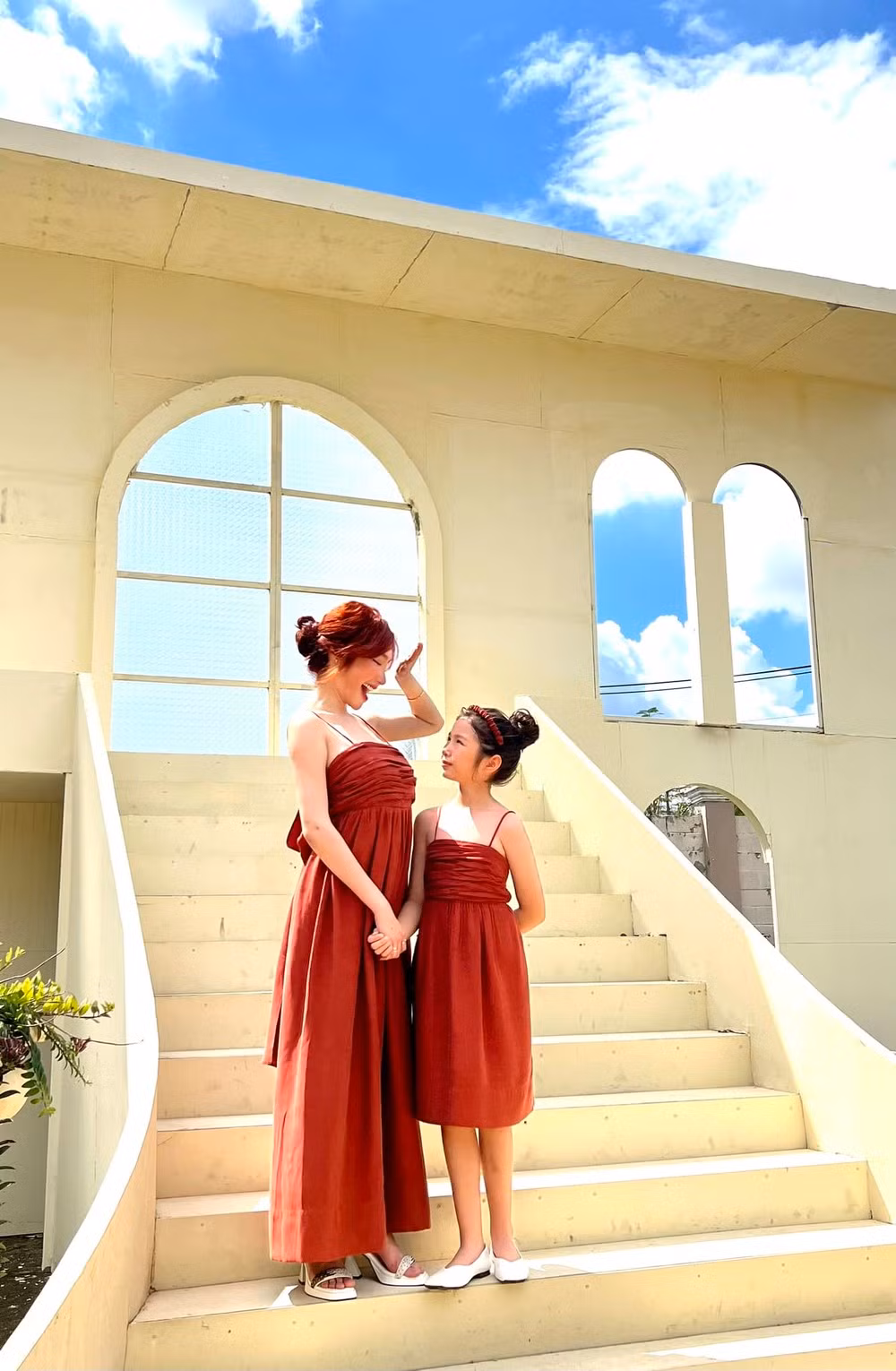 Vì Cadie còn ít tuổi nên Elly Trần cũng không để con gái tạo kiểu tóc nhiều hay dùng hóa chất sẽ không tốt cho da đầu. Vì bình thường tóc cô bé hơi xoăn nhẹ nên được duỗi thẳng để dễ chăm sóc và nuôi tóc dài hơn.